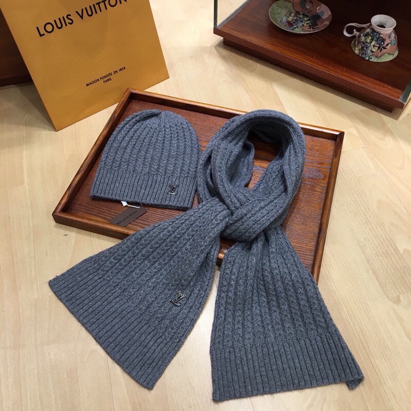 L0vis Vvtt0n Beanie & Scarf Set In Grey