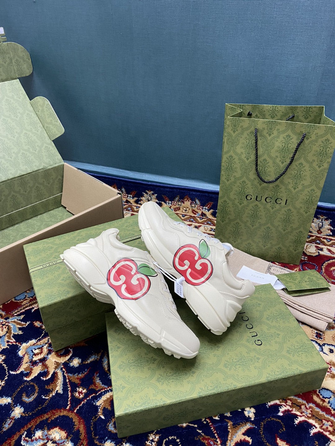 Gvc*1 Men’s Rhyton Sneaker With GG Apple White Ivory For Men 609343 DRW00 9522