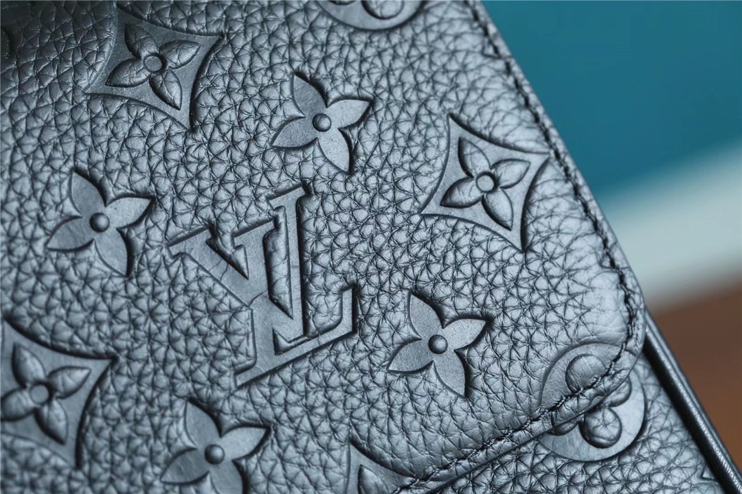 L0vis Vvtt0n S Lock A4 Pouch Taurillon Black For Men, Men’s Bags, Shoulder And Crossbody Bags 10.6in/27cm LV M80582