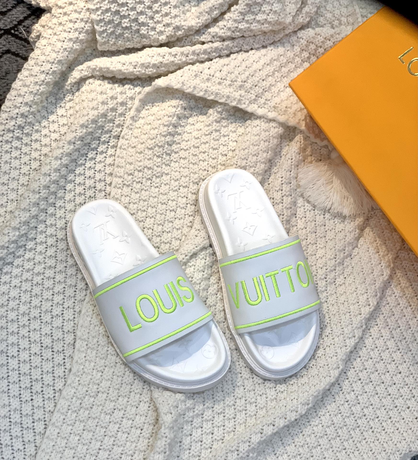 L0vis Vvtt0n Women’s Pool Pillow Flat Comfort Mule White For Women LV