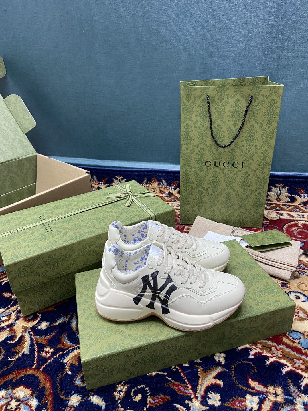 Gvc*1 Men’s Rhyton Sneaker GG With NY Yankess White Ivory For Men 548638 DRW00 9022