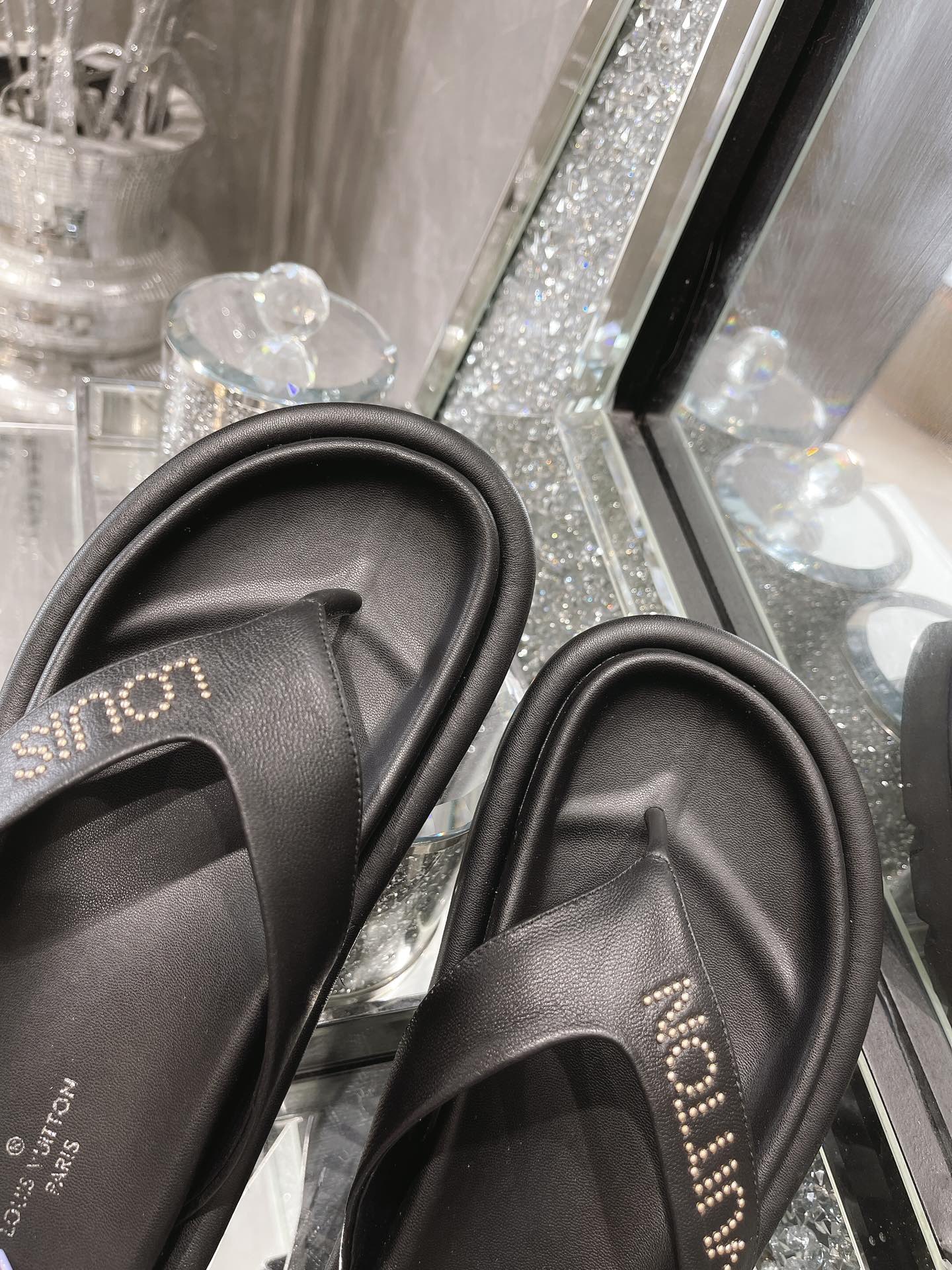 L0vis Vvtt0n Women’s The Pool Pillow Flat Comfort Thong Black For Women LV 1AABF9