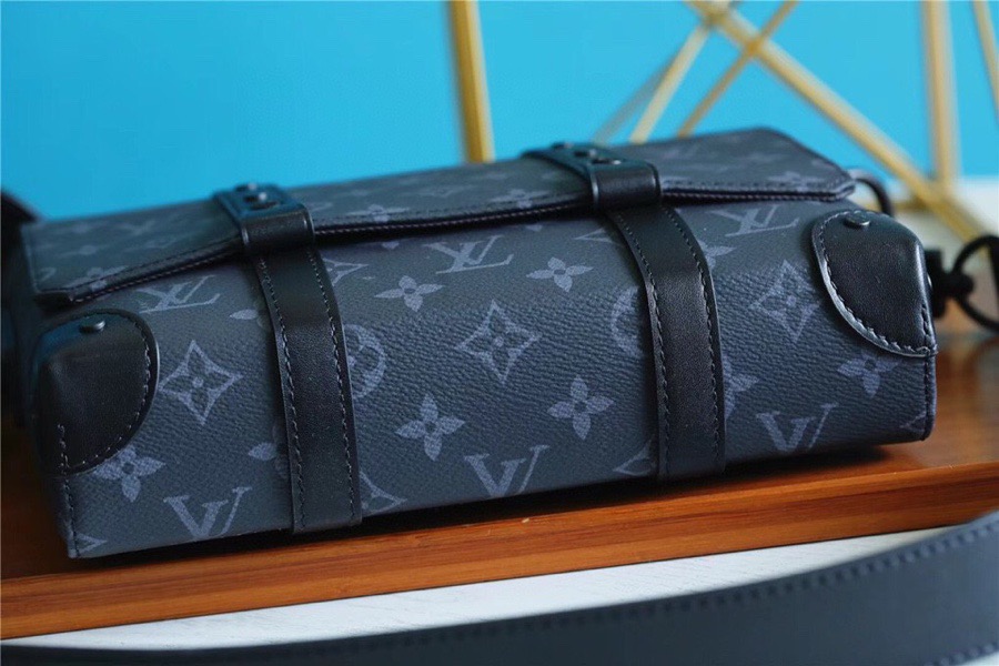 L0vis Vvtt0n Trunk Messenger Monogram Eclipse For Men, Men’s Bags, Shoulder And Crossbody Bags 9.4in/24cm LV M45727