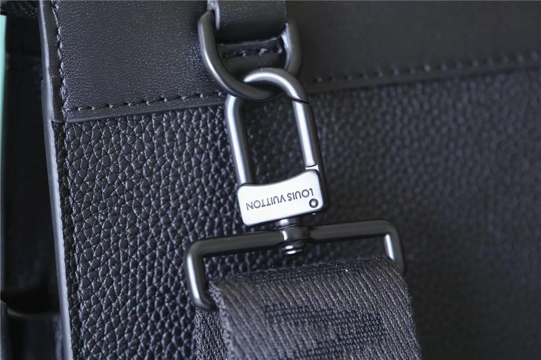 L0vis Vvtt0n Messenger Voyage Aerogram Black For Men, Men’s Bags, Shoulder And Crossbody Bags 11in/28cm LV M59329