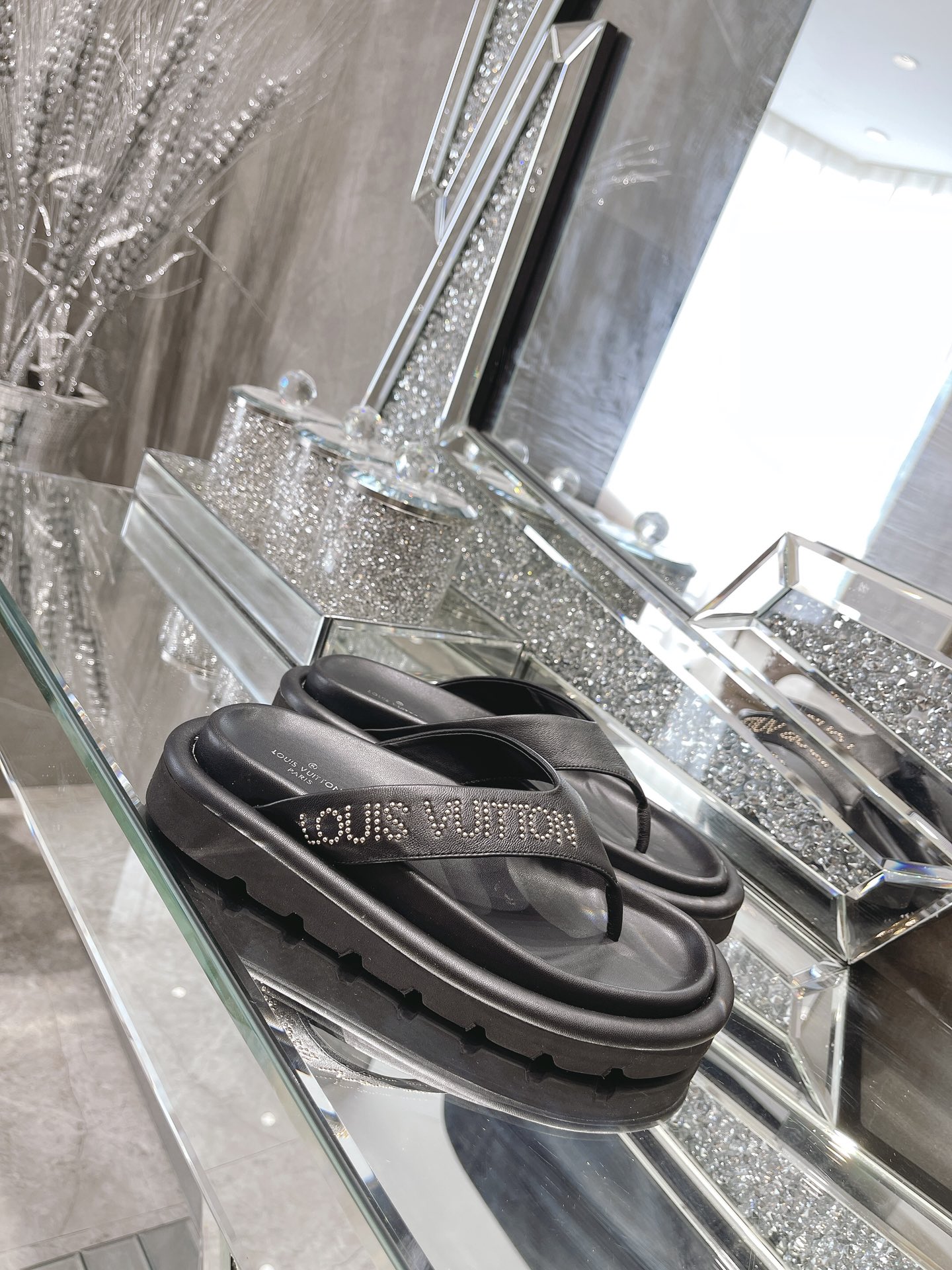 L0vis Vvtt0n Women’s The Pool Pillow Flat Comfort Thong Black For Women LV 1AABF9