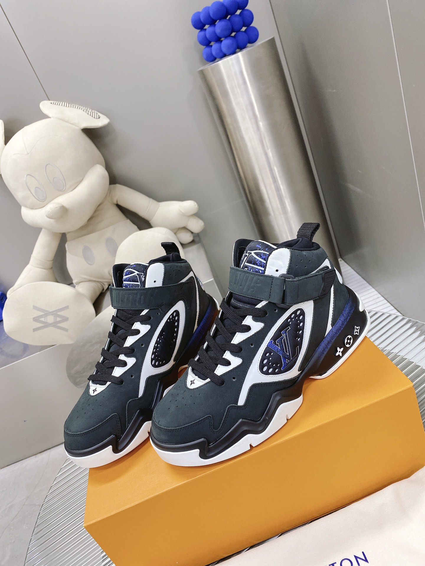 L0vis Vvtt0n Women’s Sneaker LV Trainer 2 Black For Women LV