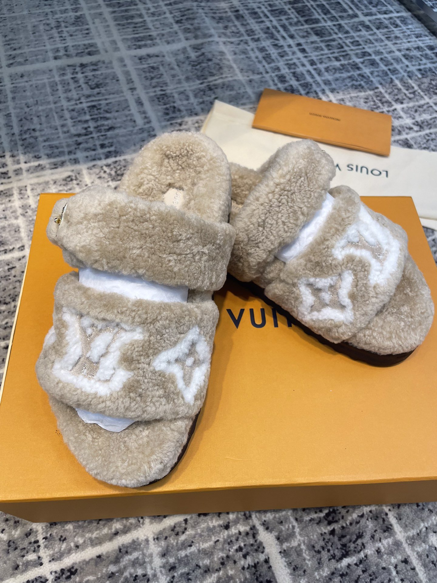 L0vis Vvtt0n Women’s Paseo Flat Comfort Mule Beige For Women LV