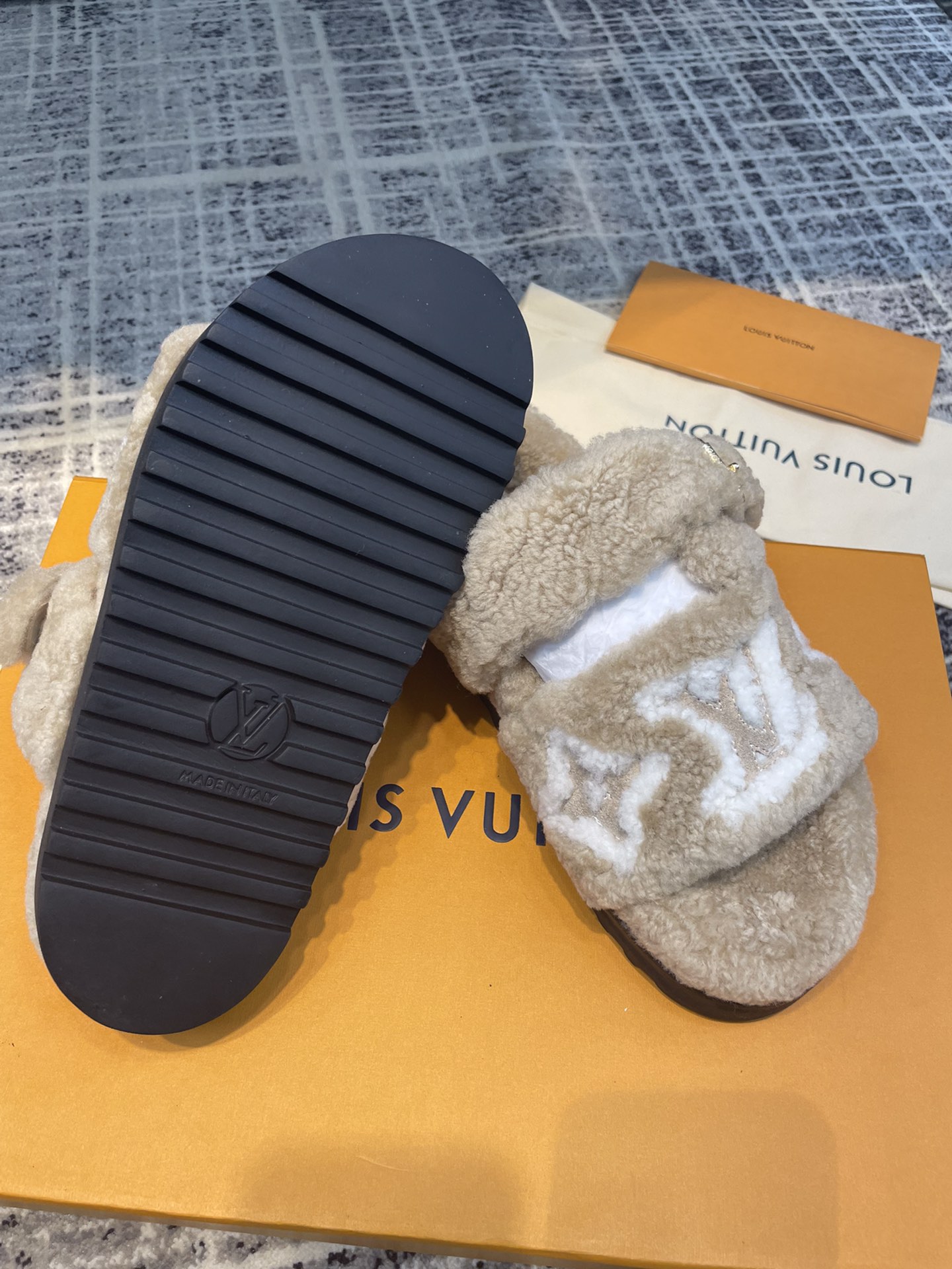 L0vis Vvtt0n Women’s Paseo Flat Comfort Mule Beige For Women LV