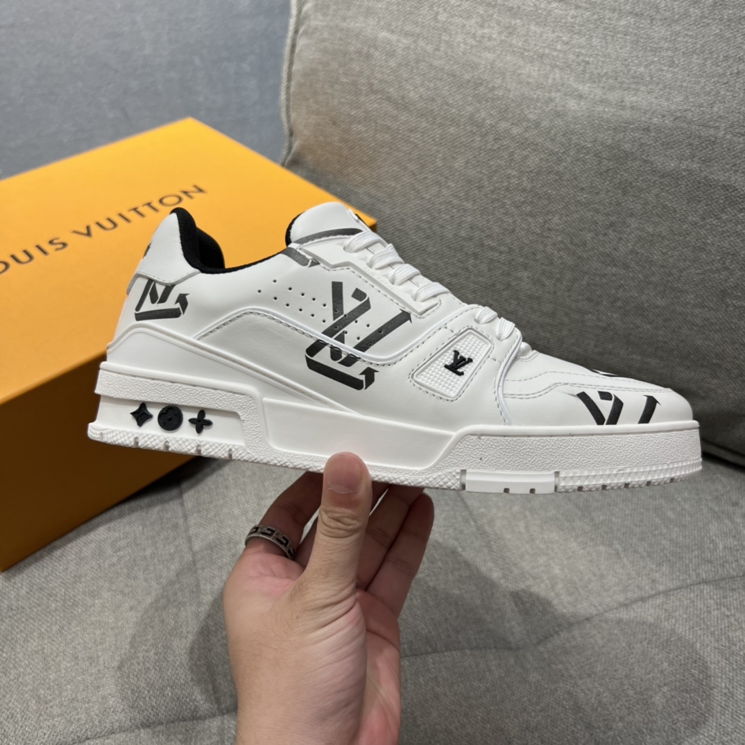 L0vis Vvtt0n LV Trainer Sneaker Black For Men LV 1AAGY7