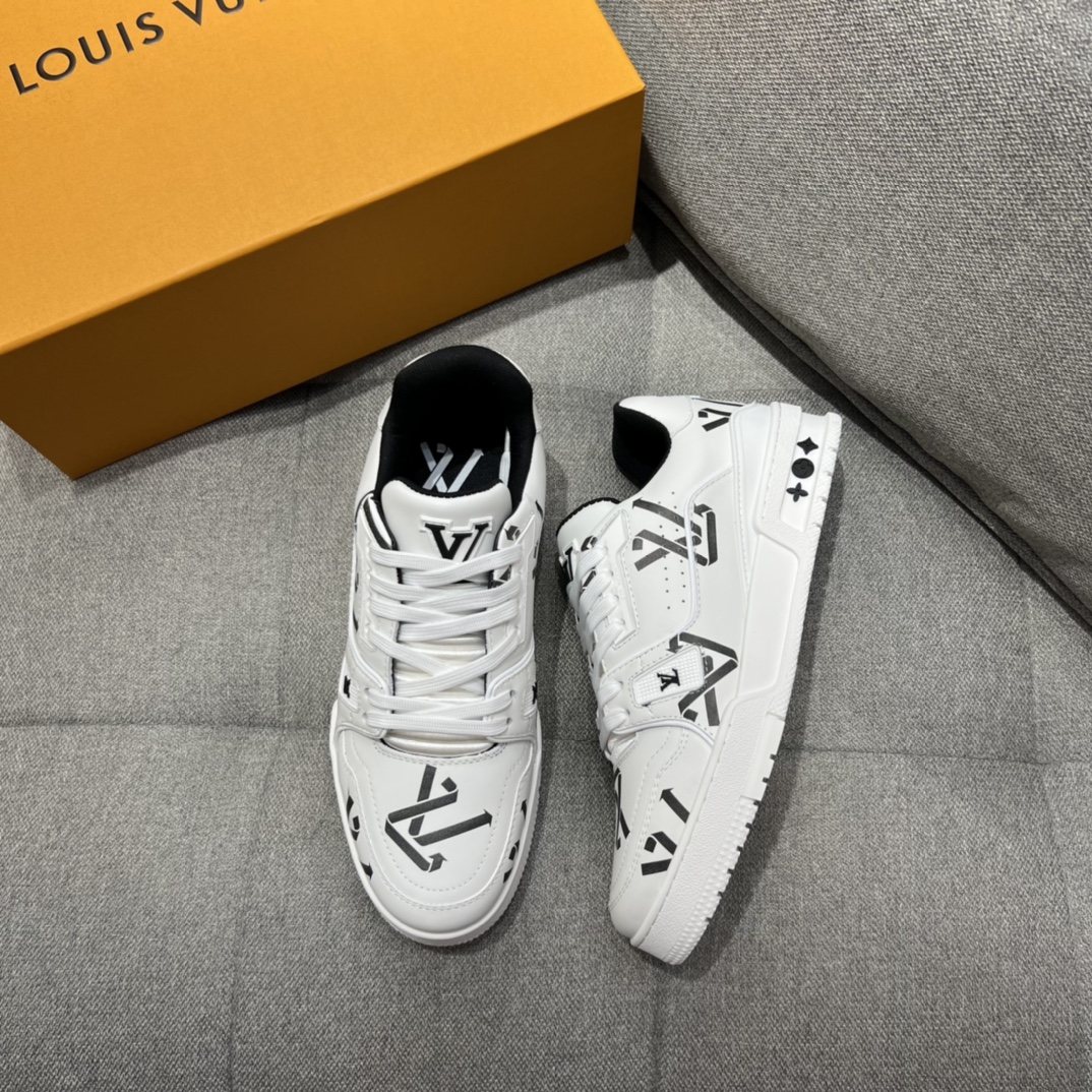 L0vis Vvtt0n LV Trainer Sneaker Black For Men LV 1AAGY7