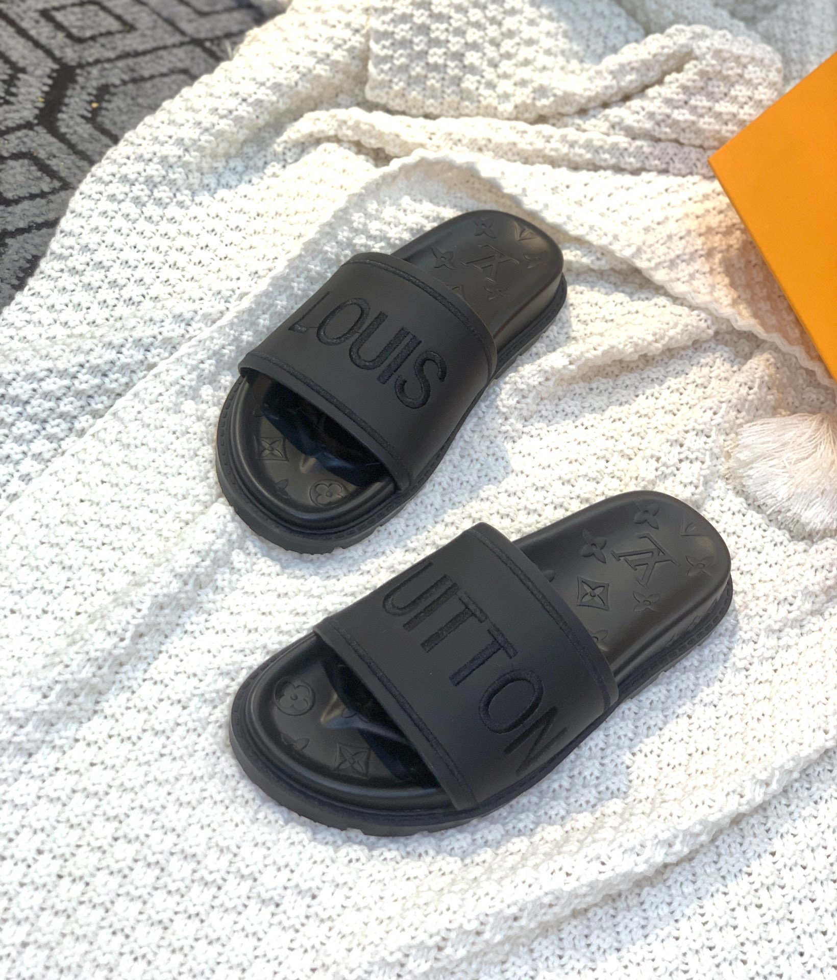 L0vis Vvtt0n Women’s Pool Pillow Flat Comfort Mule Black For Women LV