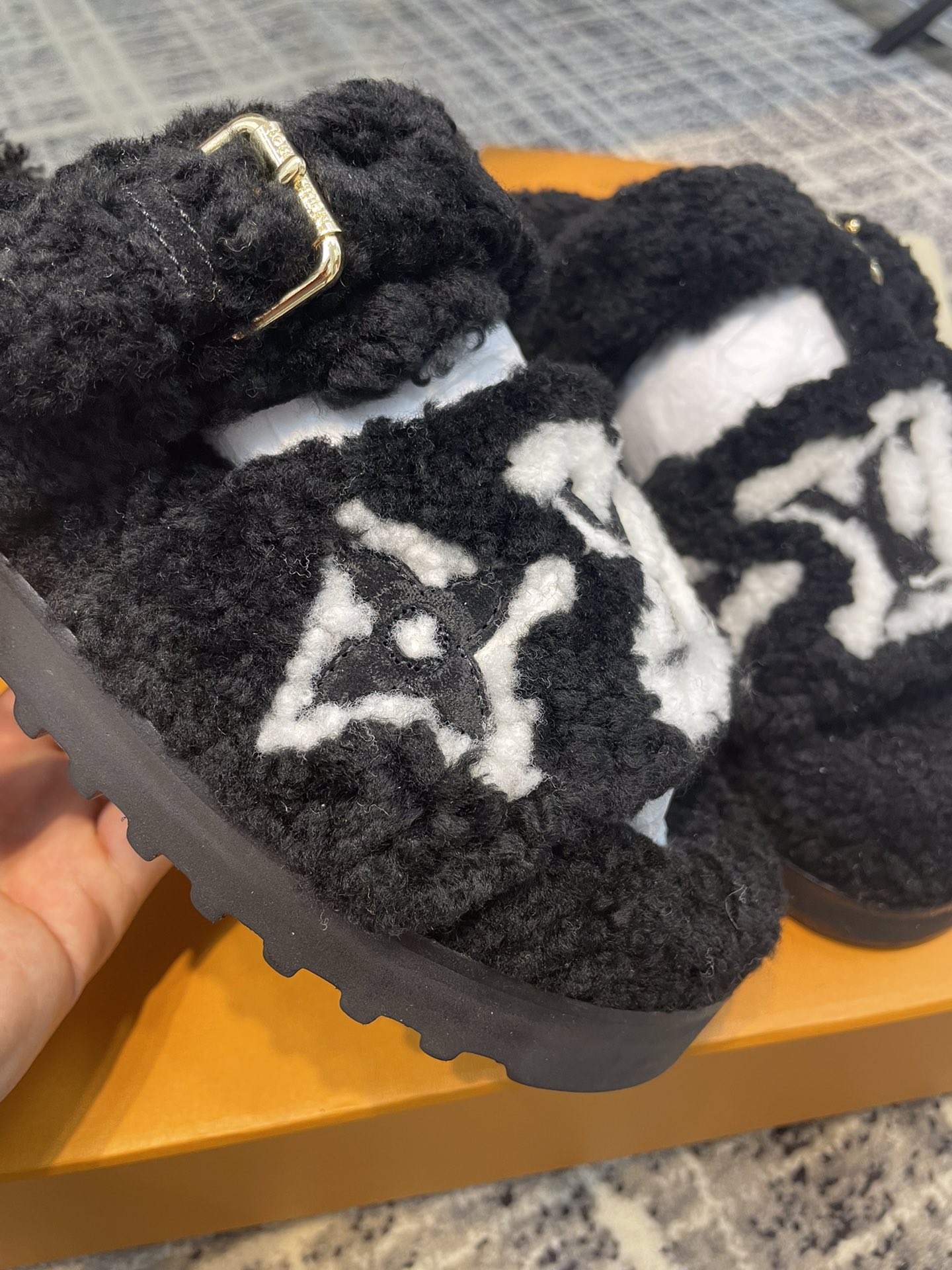 L0vis Vvtt0n Women’s Paseo Flat Comfort Mule Black For Women LV 1AACR8