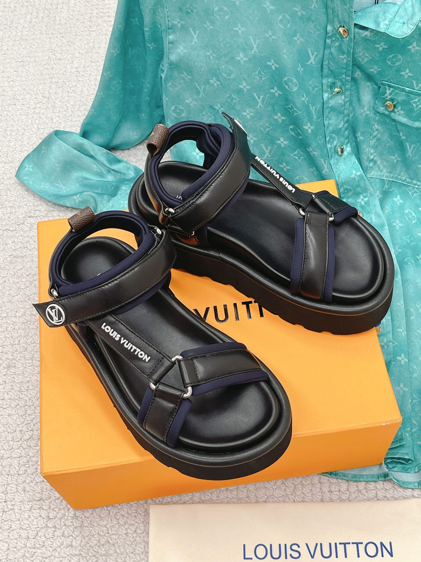 L0vis Vvtt0n Women’s Pool Pillow Flatform Comfort Sandal Black For Women LV 1AABR3