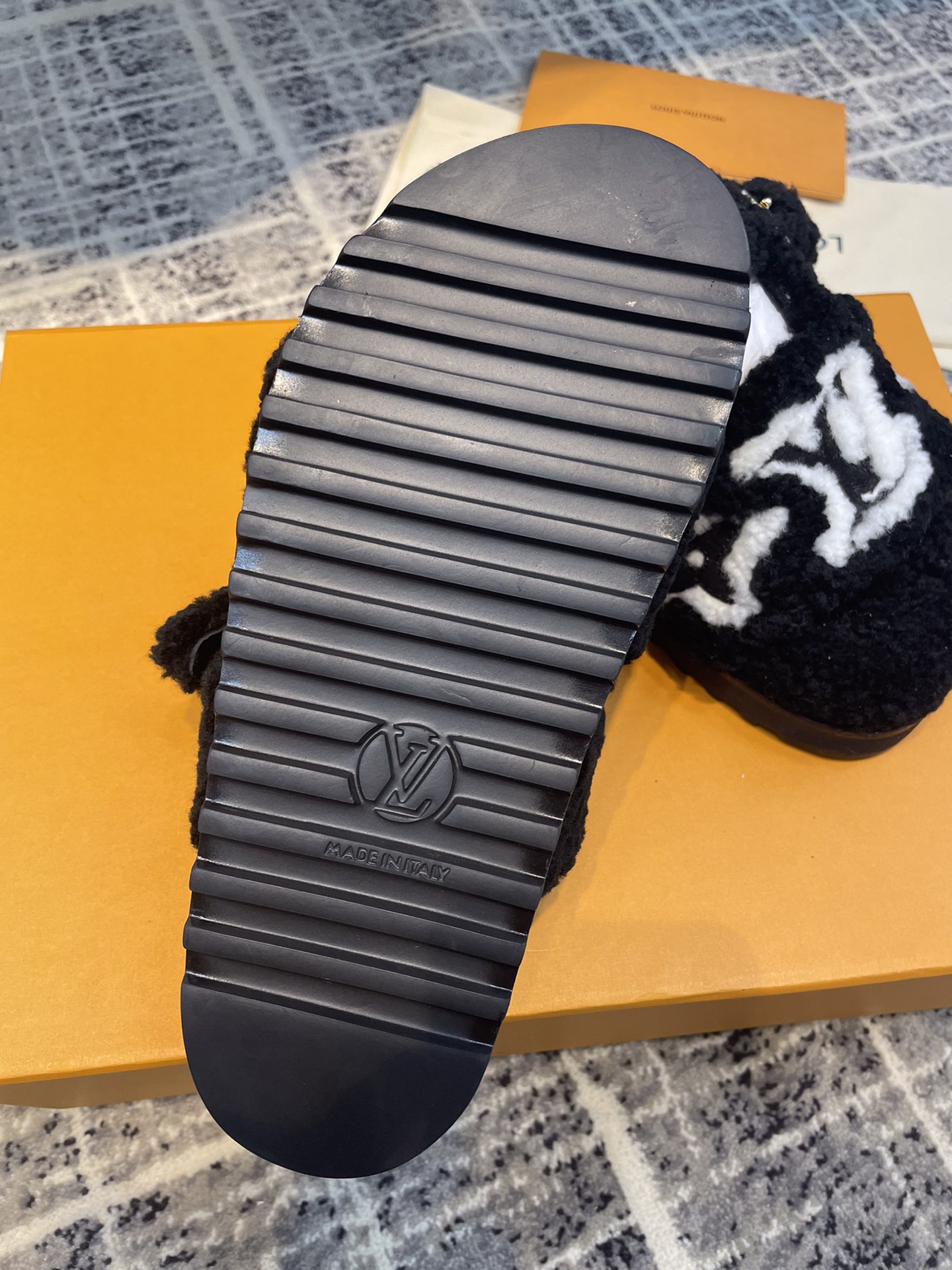 L0vis Vvtt0n Women’s Paseo Flat Comfort Mule Black For Women LV 1AACR8