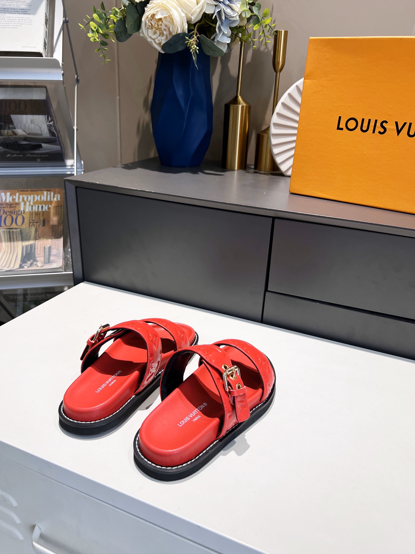 L0vis Vvtt0n Women’s Bom Dia Flat Mule Red For Women LV