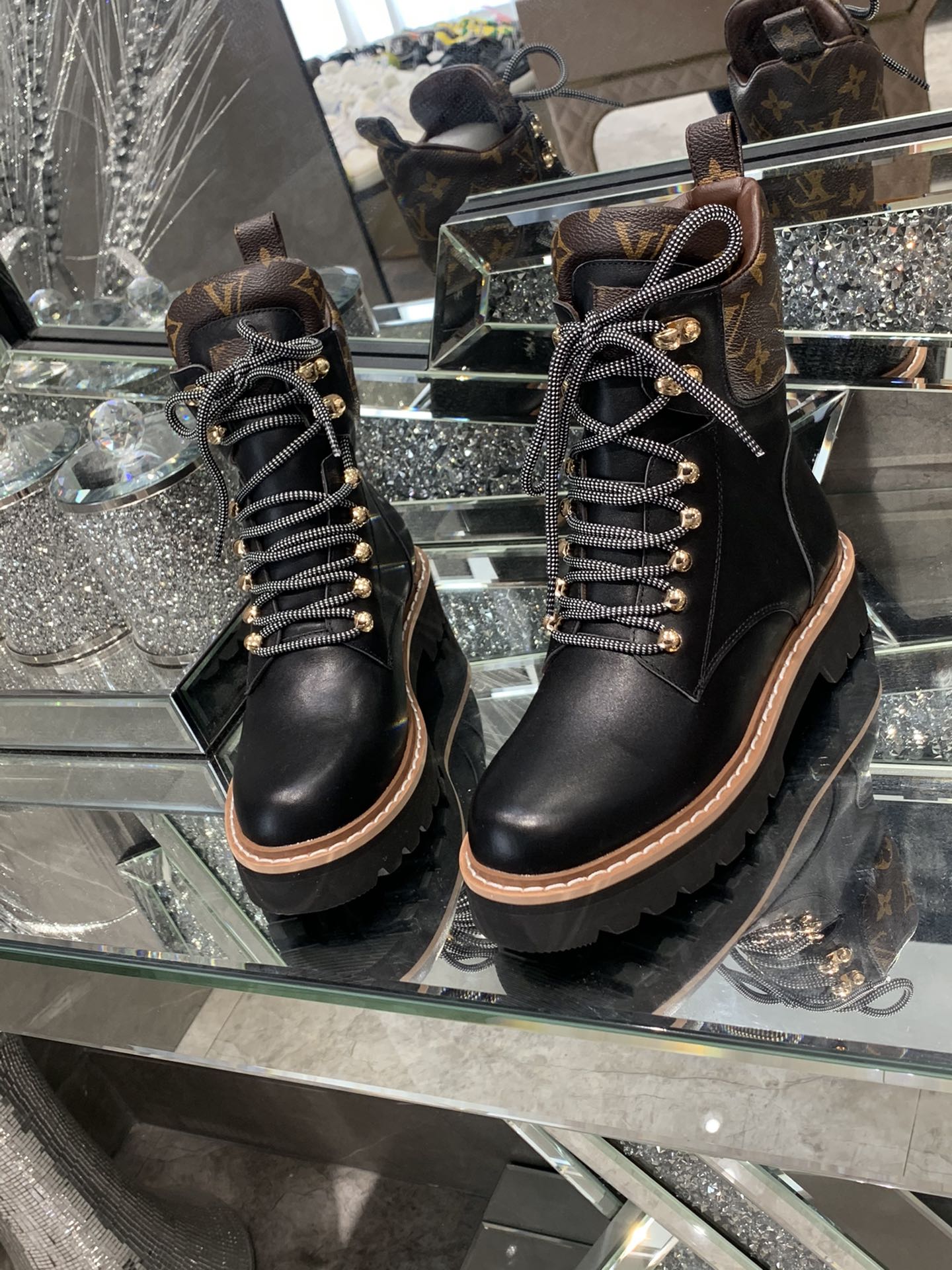 L0vis Vvtt0n Women’s Territory Flat Military Boots Black For Women LV 1A958N