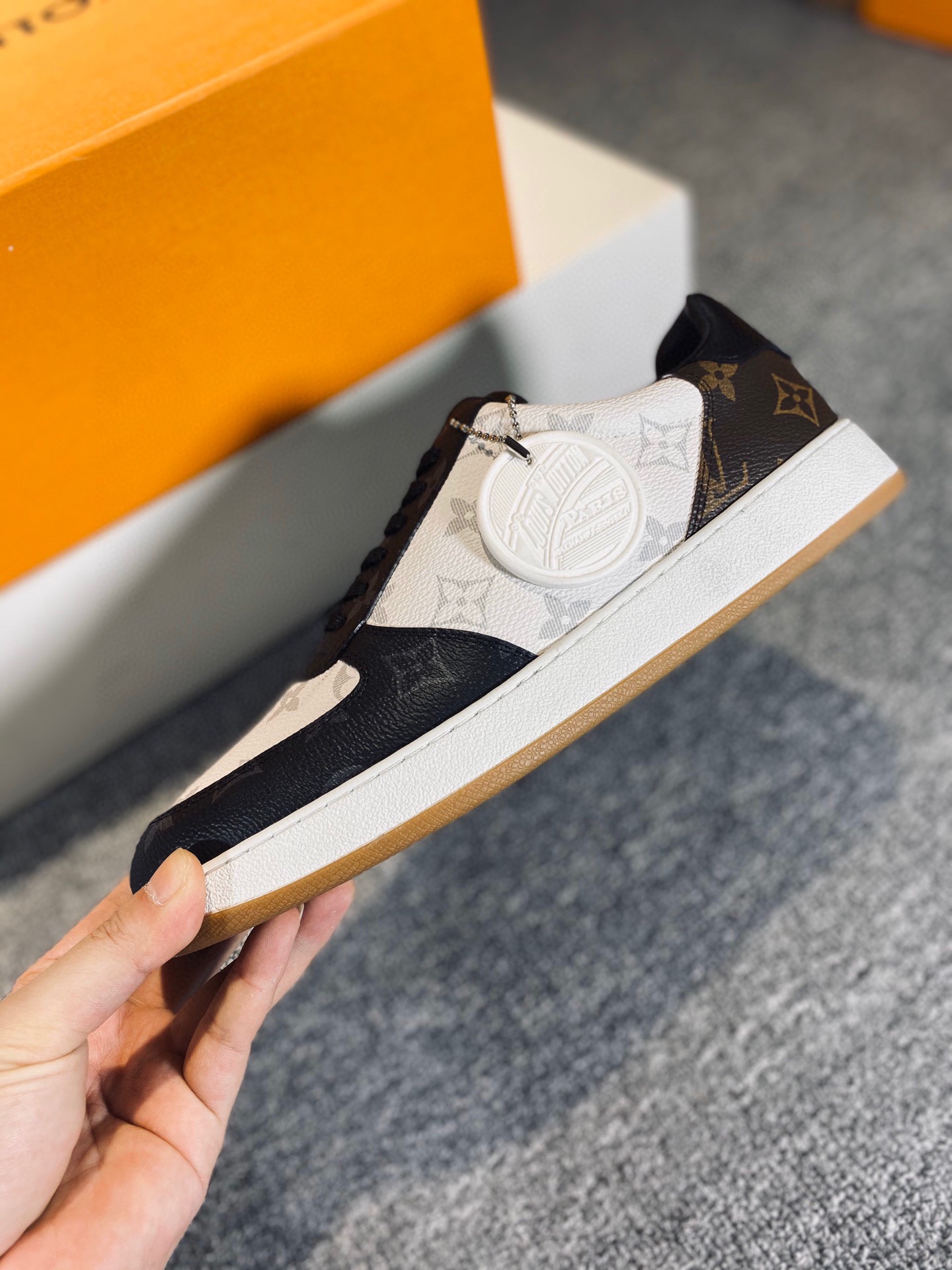 L0vis Vvtt0n Rivoli Sneaker Black And White For Men LV