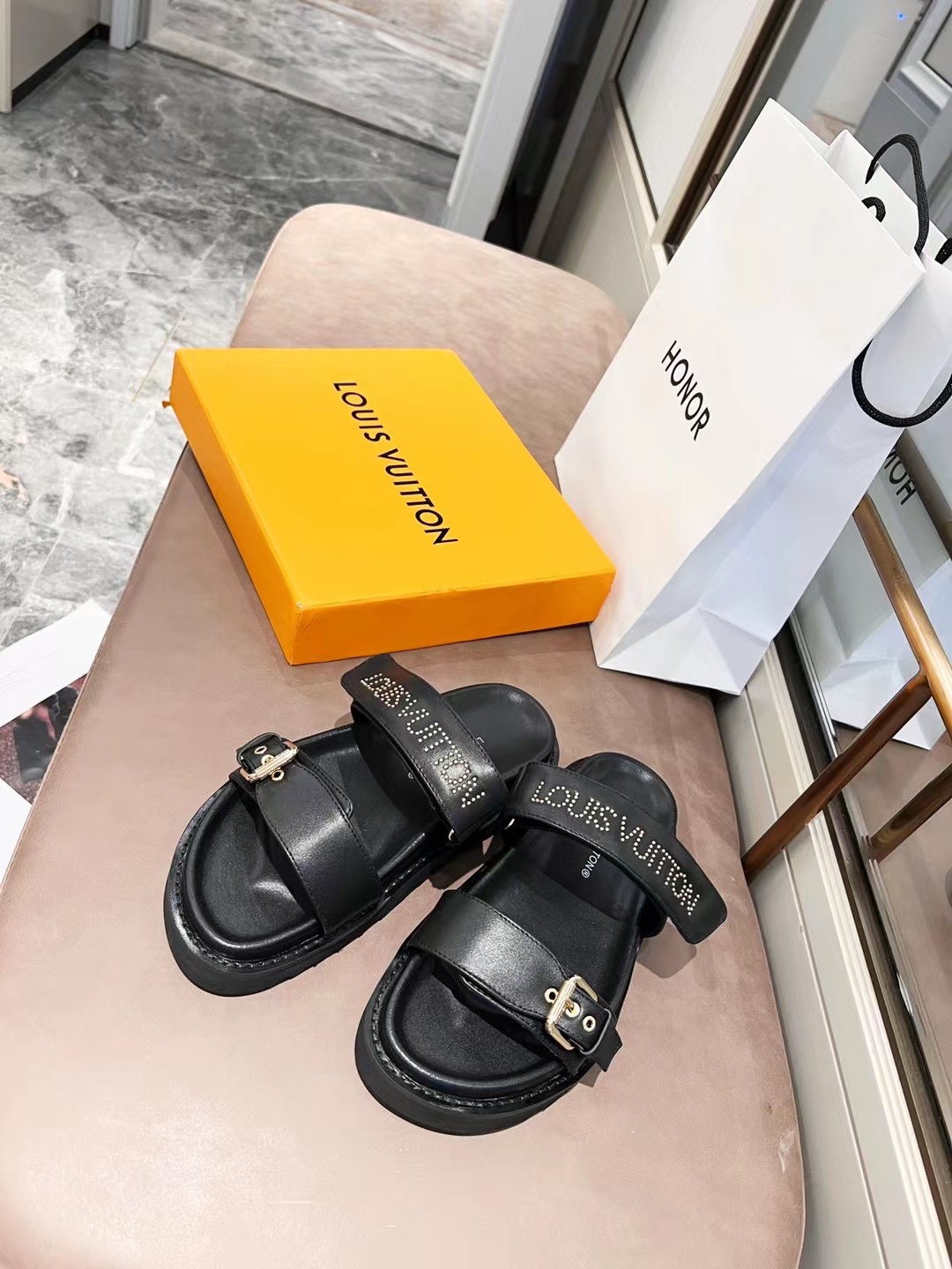 L0vis Vvtt0n Women’s Bom Dia Flat Mule Black For Women LV