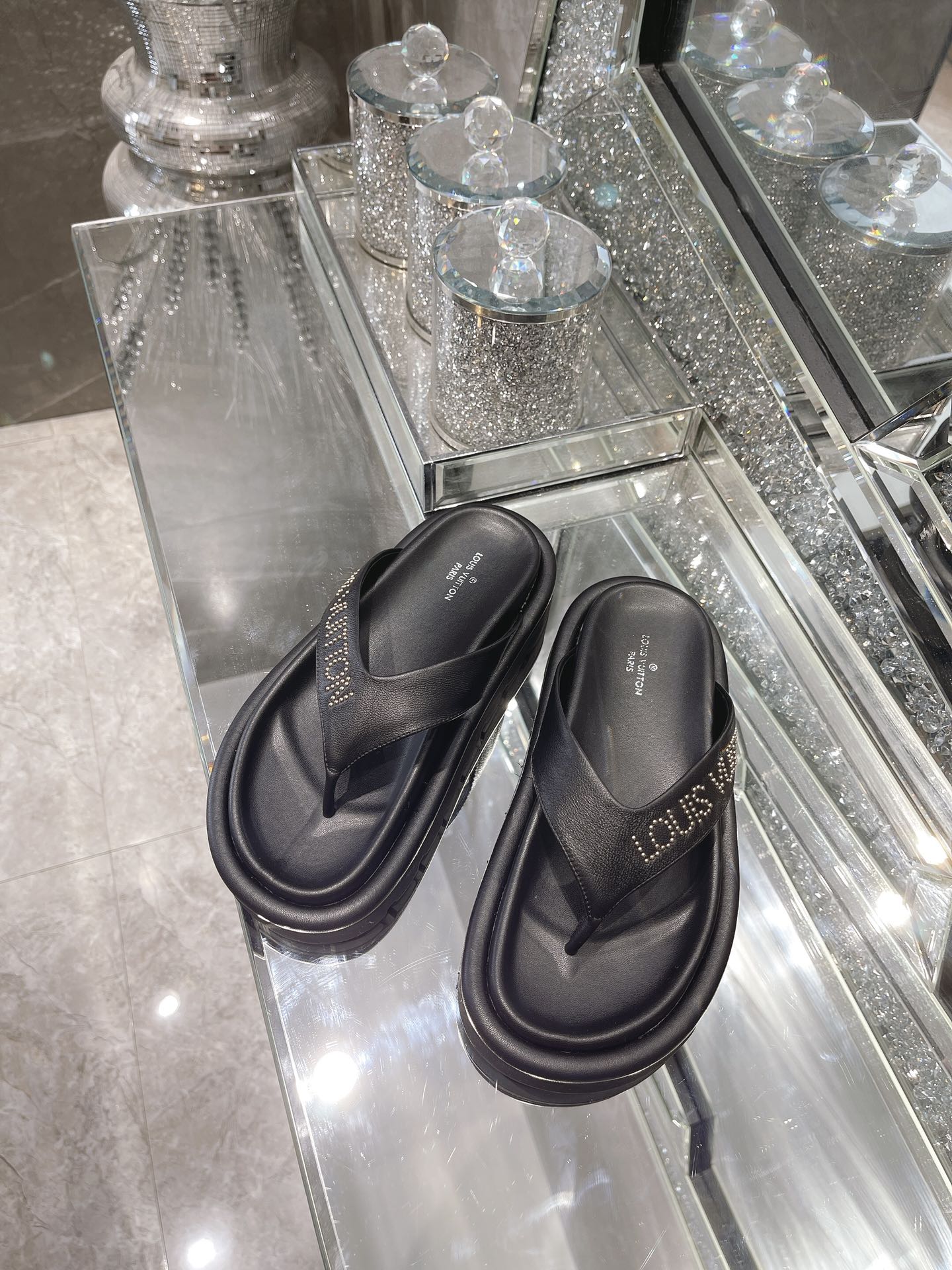 L0vis Vvtt0n Women’s The Pool Pillow Flat Comfort Thong Black For Women LV 1AABF9