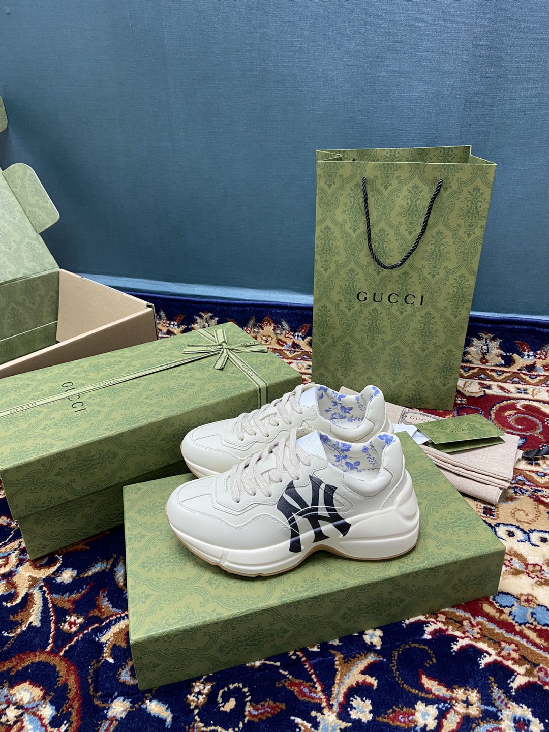 Gvc*1 Men’s Rhyton Sneaker GG With NY Yankess White Ivory For Men 548638 DRW00 9022