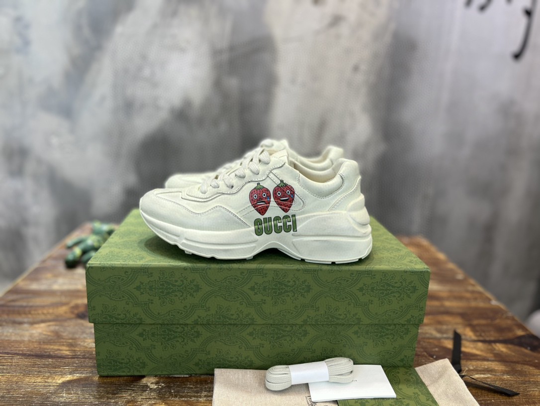 Gvc*1 Men’s Rhyton Sneaker With Strawberry Print Ivory White For Men ‎‎703814 DRW00 9522