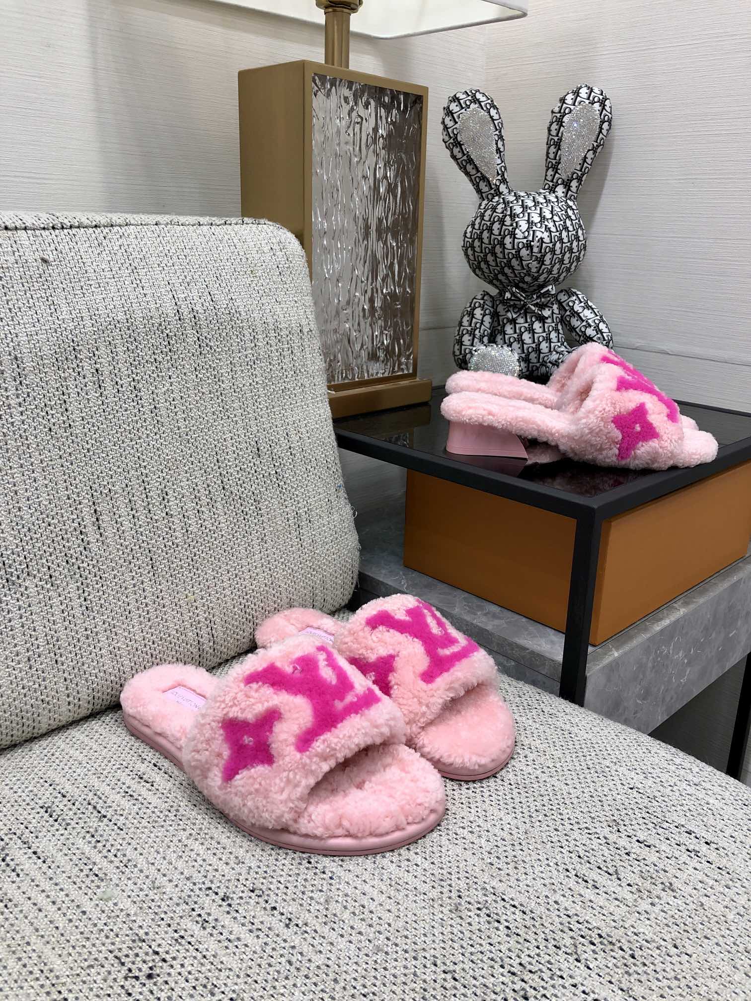 L0vis Vvtt0n Women’s Magnetic Flat Mule Pink For Women LV