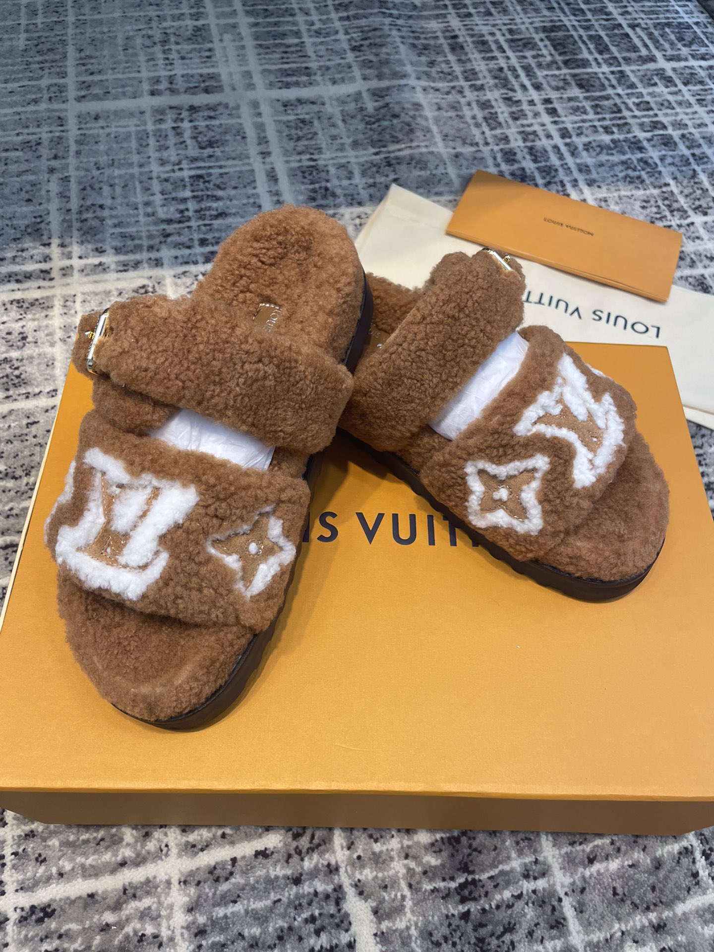 L0vis Vvtt0n Women’s Paseo Flat Comfort Mule Cognac For Women LV 1AACRN