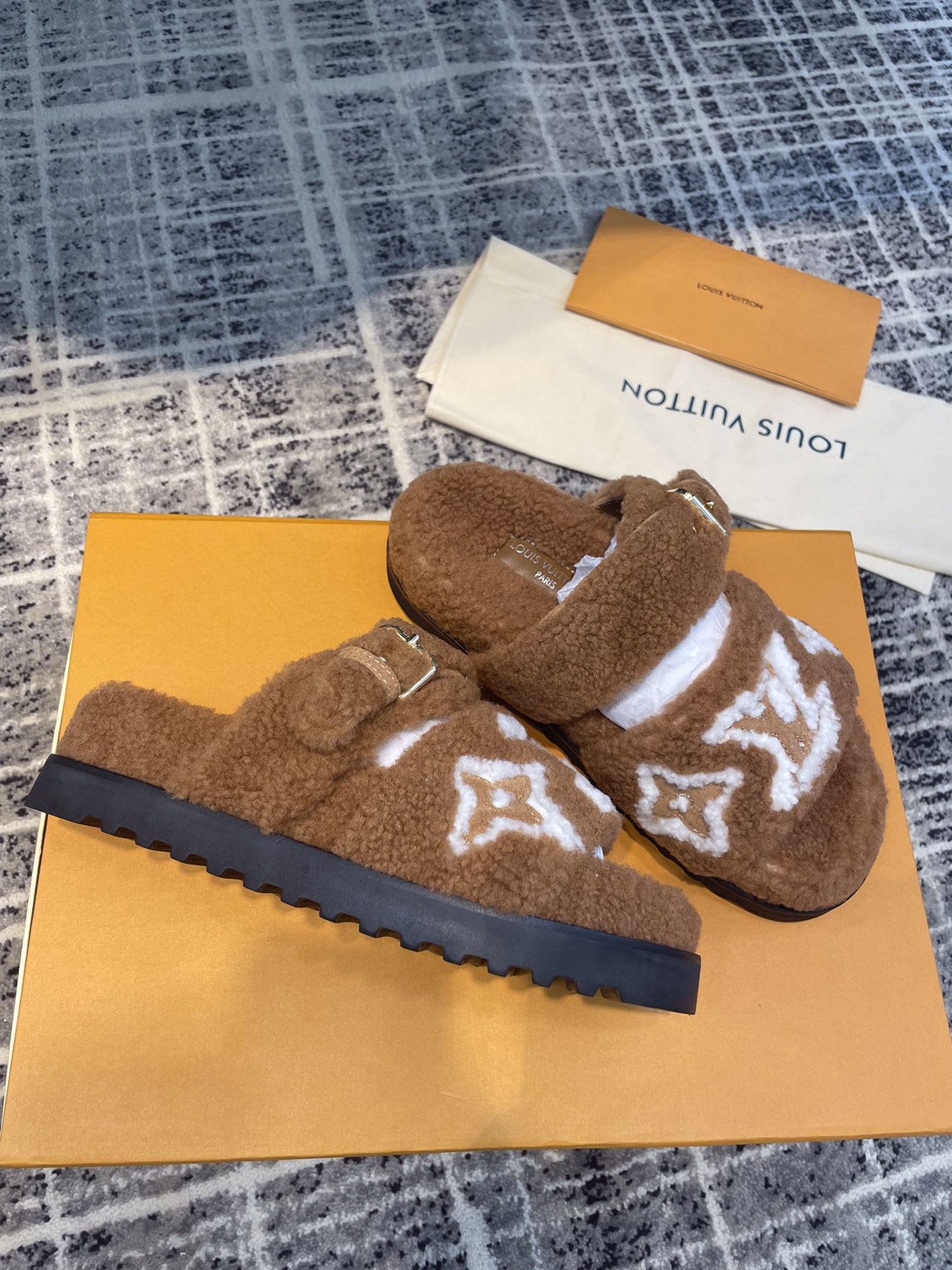 L0vis Vvtt0n Women’s Paseo Flat Comfort Mule Cognac For Women LV 1AACRN