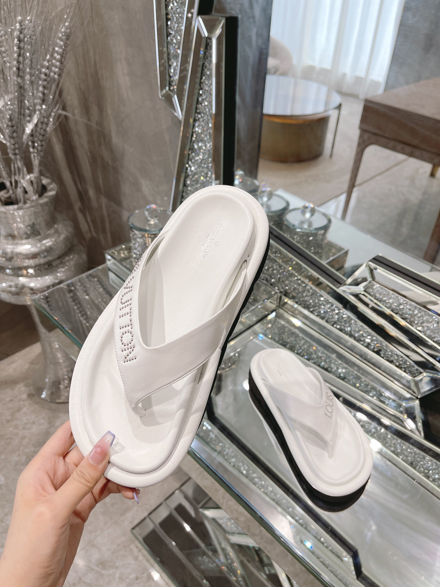 L0vis Vvtt0n Women’s The Pool Pillow Flat Comfort Thong White For Women LV 1AABFK