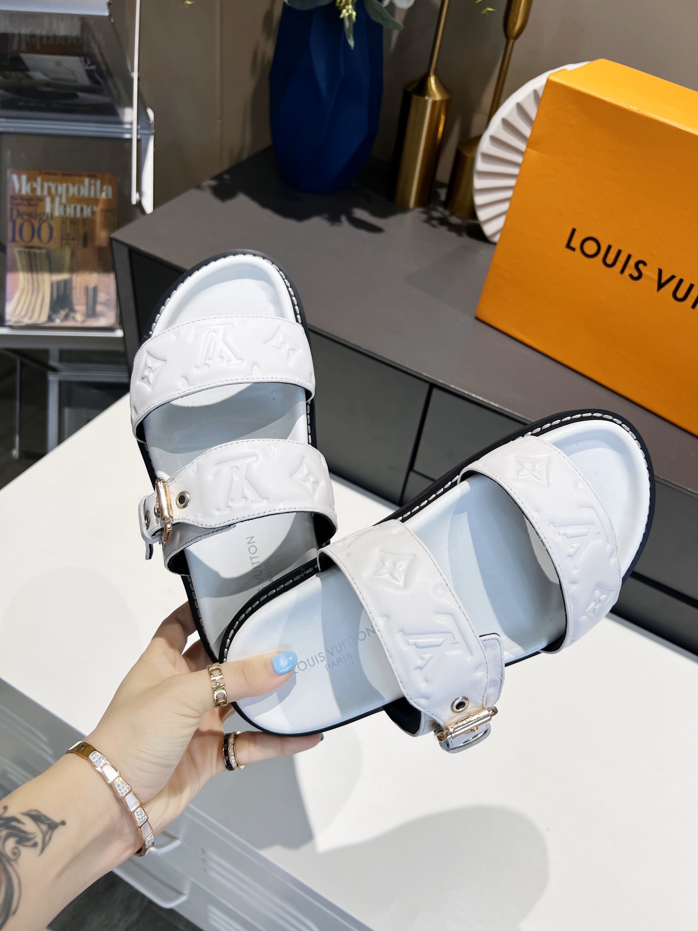 L0vis Vvtt0n Women’s Bom Dia Flat Mule White For Women LV