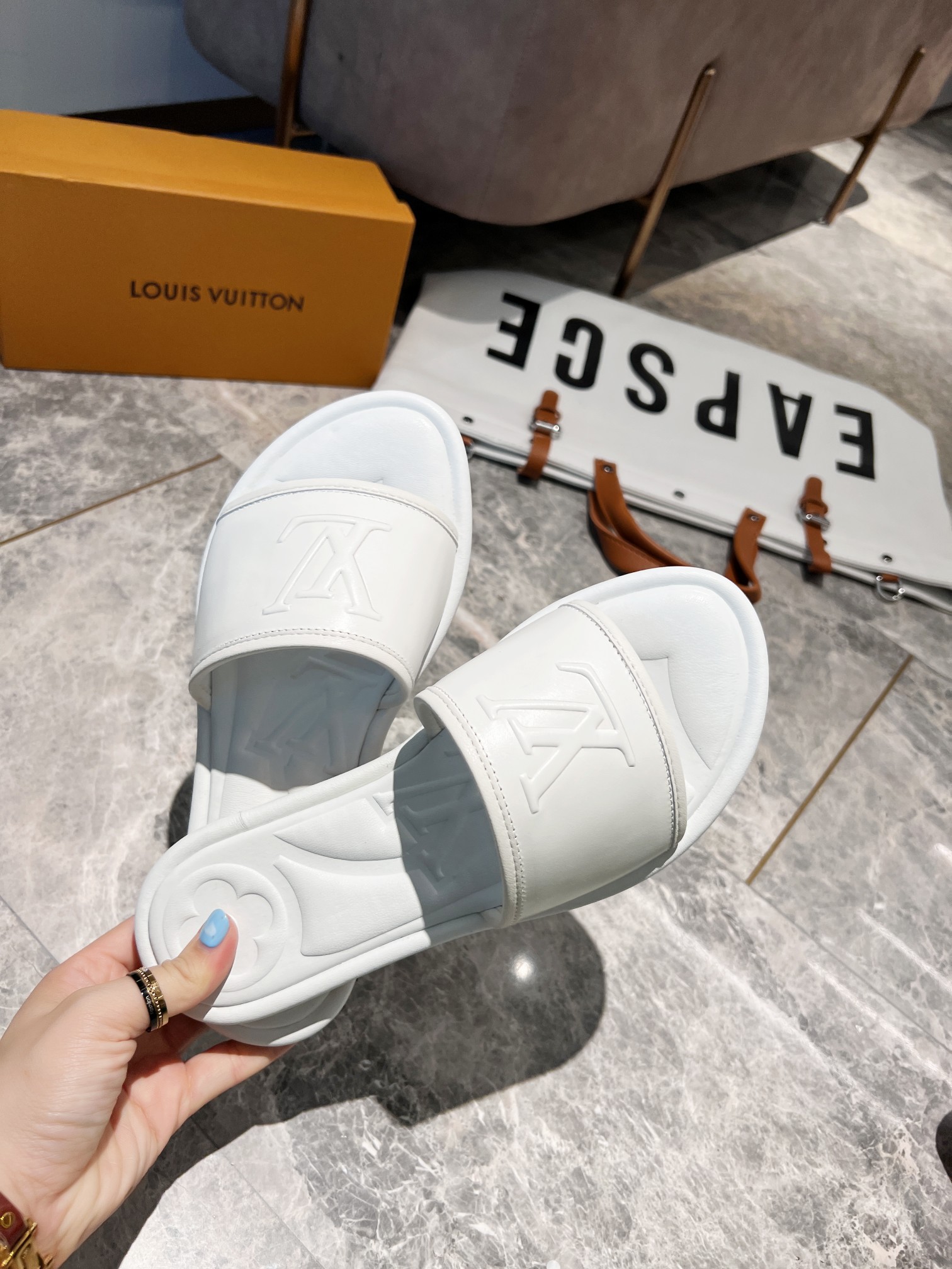 L0vis Vvtt0n Women’s Magnetic Flat Mule White For Women LV