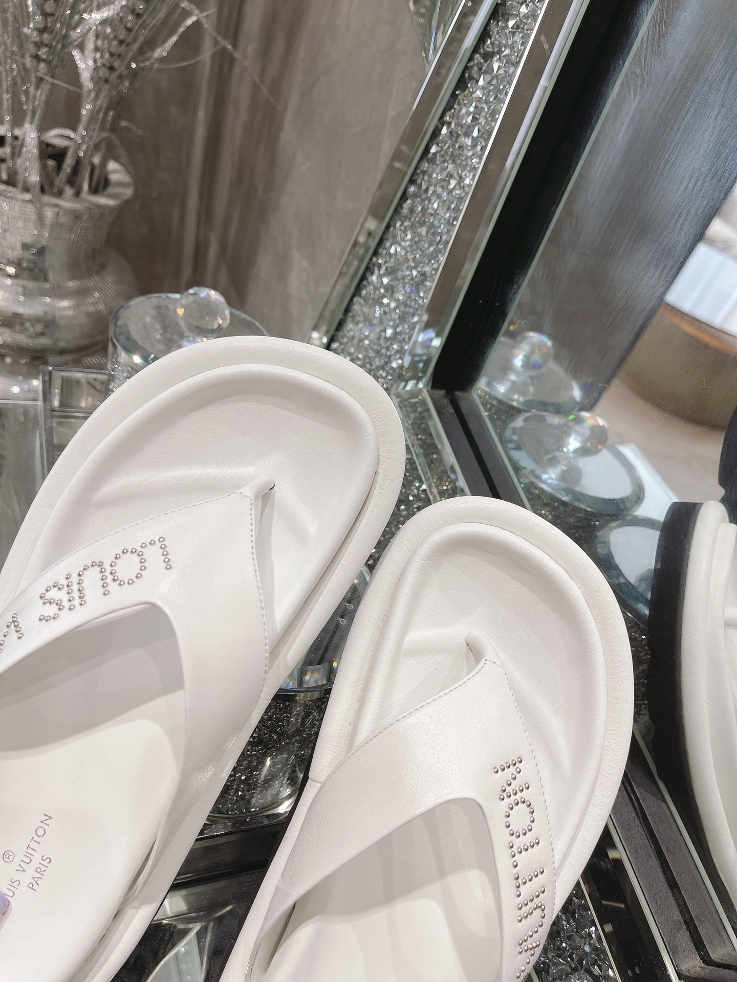 L0vis Vvtt0n Women’s The Pool Pillow Flat Comfort Thong White For Women LV 1AABFK