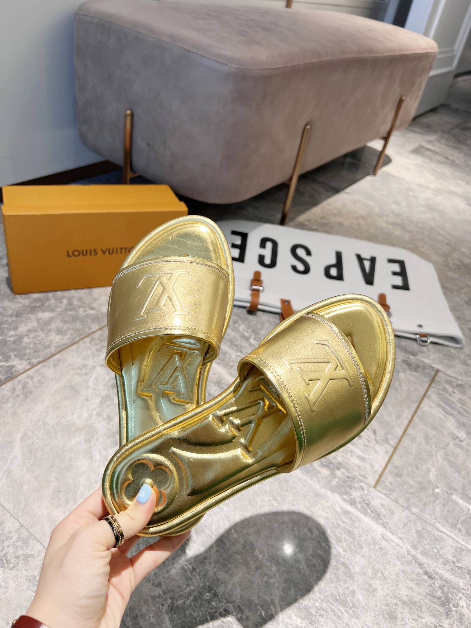 L0vis Vvtt0n Women’s Magnetic Flat Mule Gold For Women LV