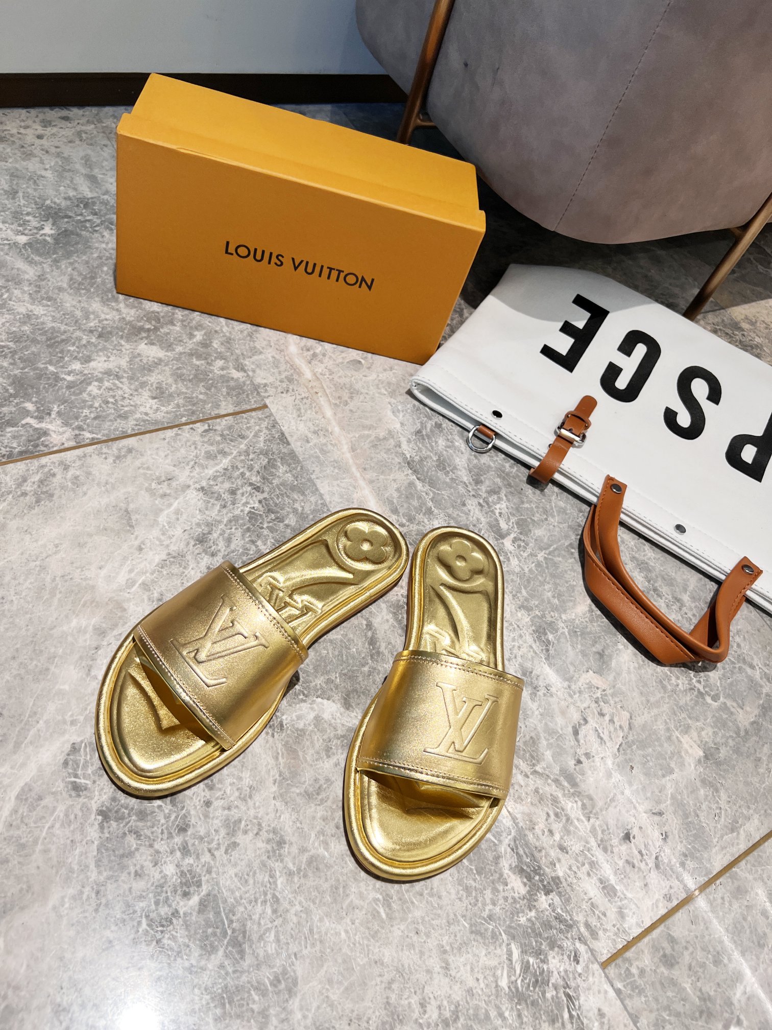 L0vis Vvtt0n Women’s Magnetic Flat Mule Gold For Women LV
