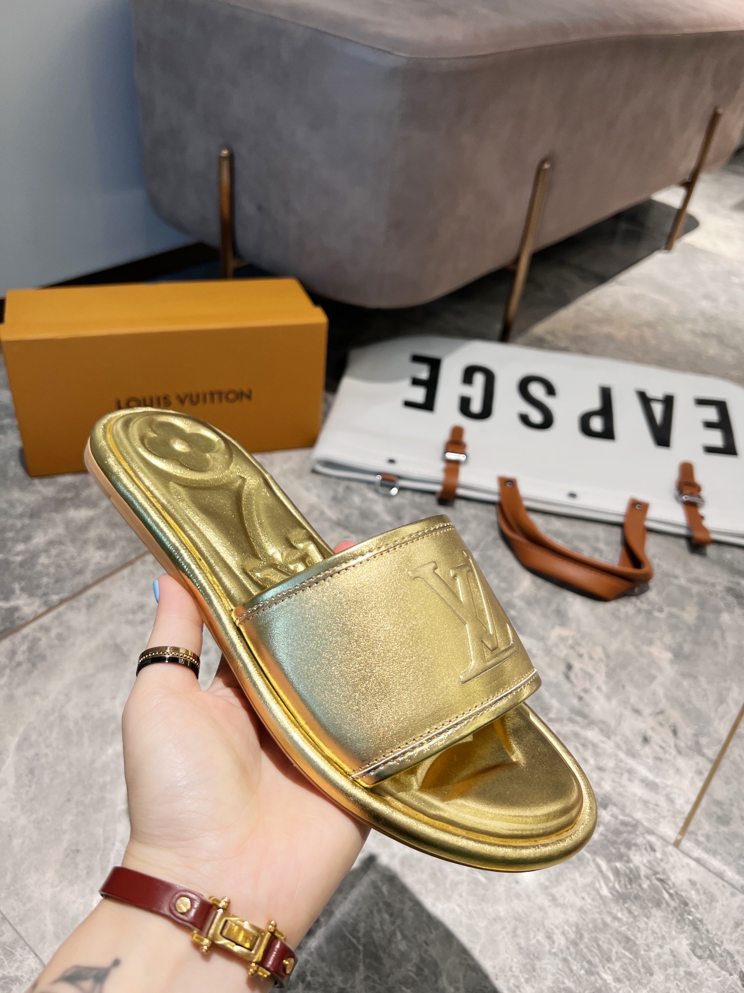 L0vis Vvtt0n Women’s Magnetic Flat Mule Gold For Women LV
