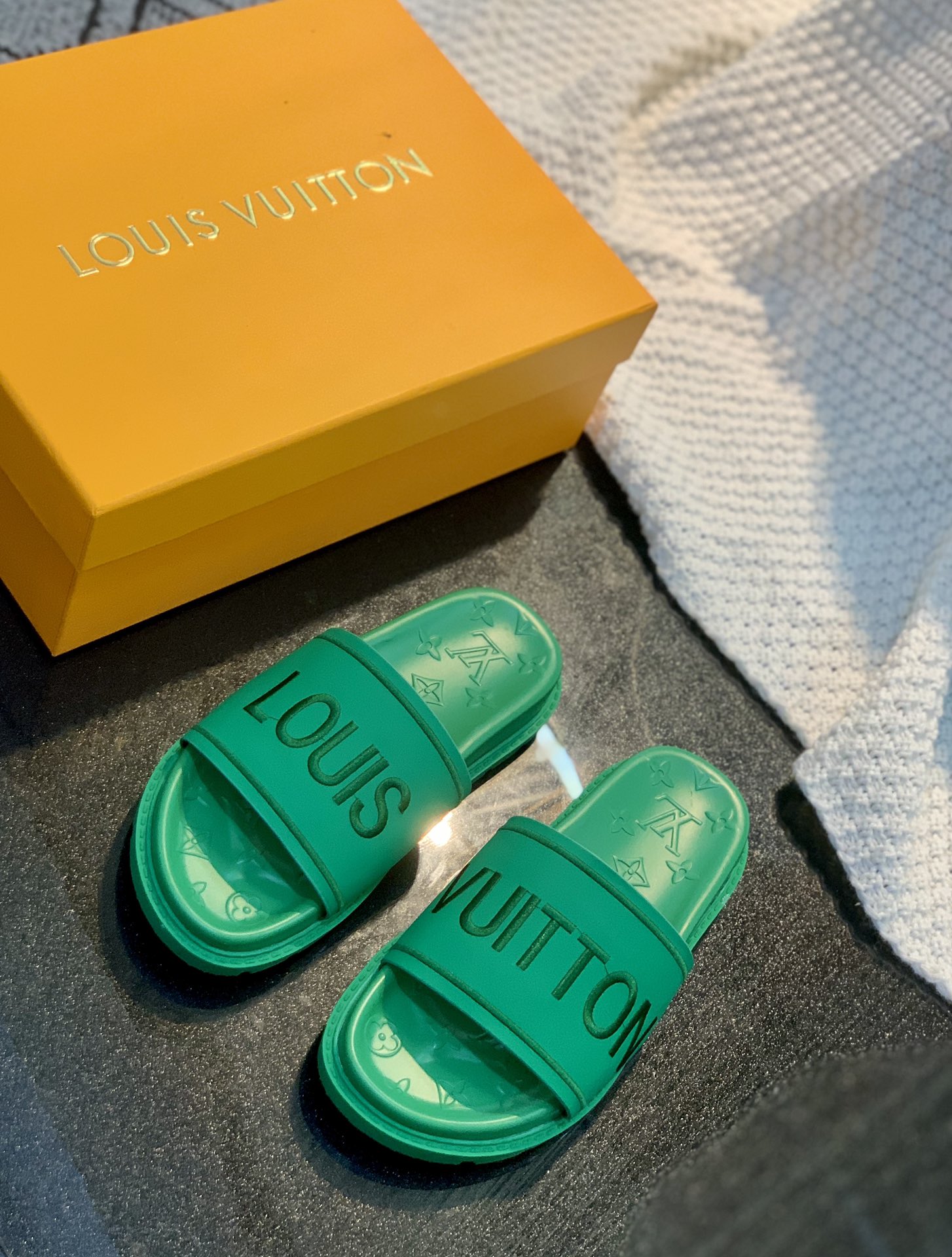 L0vis Vvtt0n Women’s Pool Pillow Flat Comfort Mule Green For Women LV