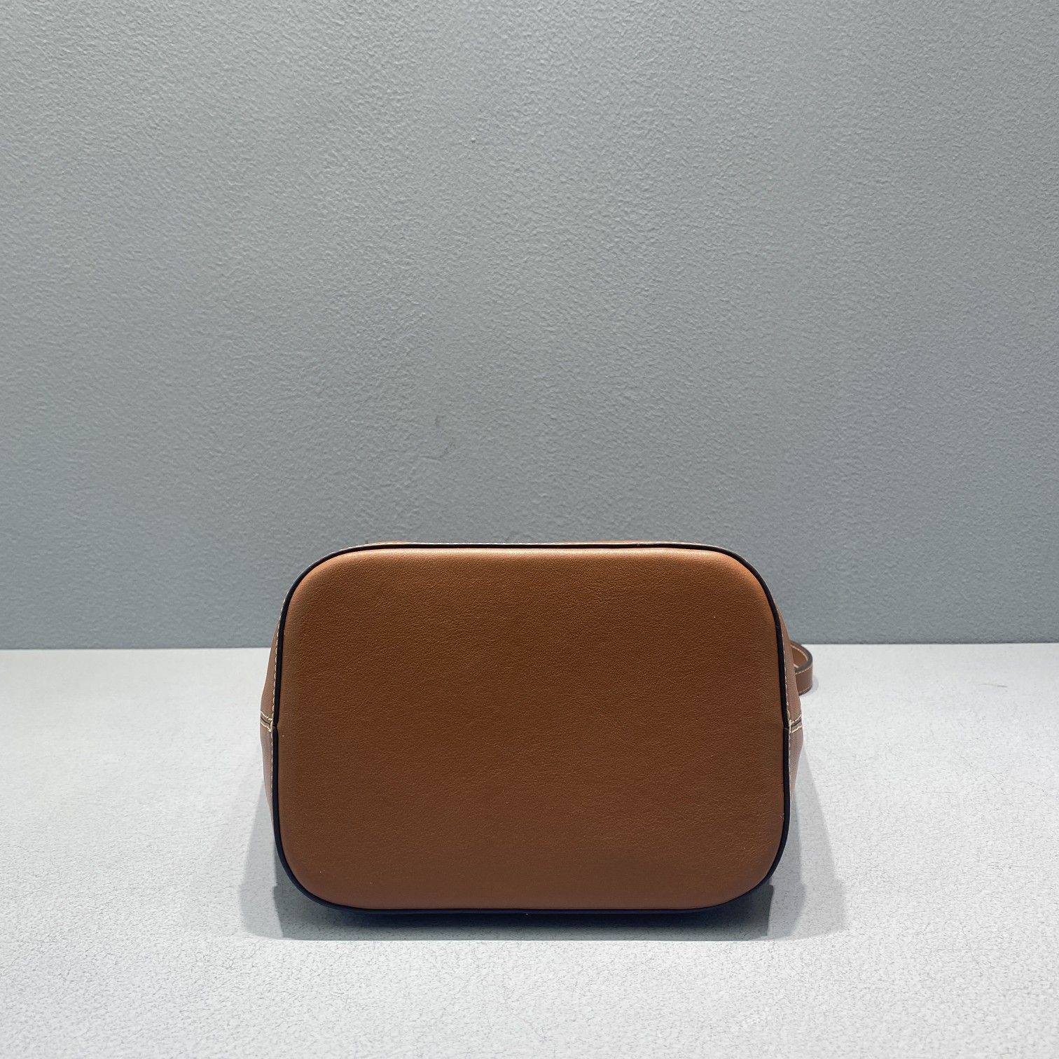 Ce1i*e Small Bucket Cuir Triomphe Brown For Women 9in/22cm 198243DU3.04LU