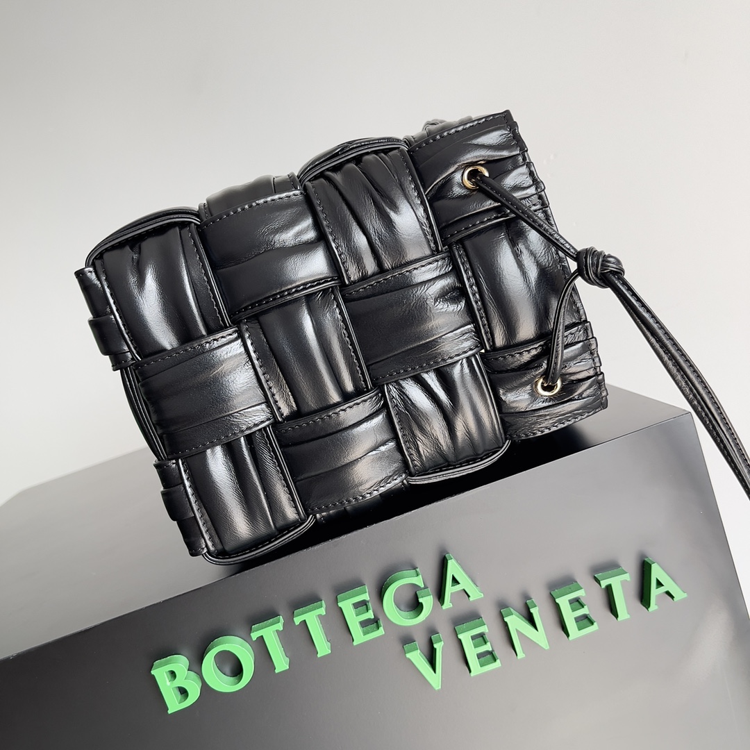B0tt*ga Ven*ta Small Cassette Bucket Bag Black, For Women, Women’s Bags 7.1in/18cm 717187V2FY38425