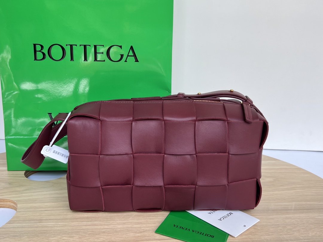 B0tt*ga Ven*ta Brick Cassette Red, For Women, Women’s Bags 11in/28cm