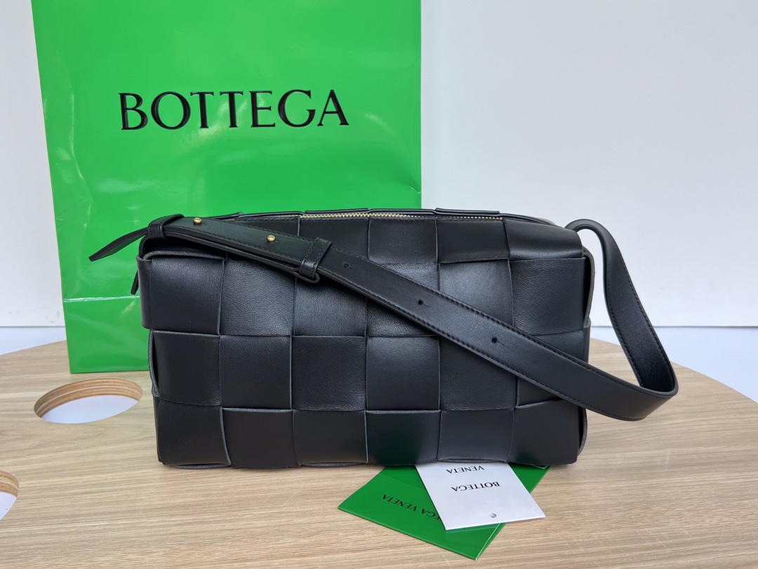B0tt*ga Ven*ta Brick Cassette Black, For Women, Women’s Bags 11in/28cm