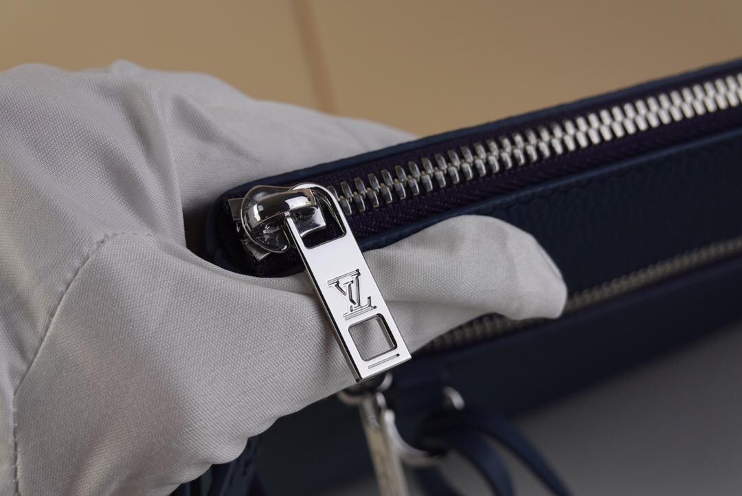 L0vis Vvtt0n Pochette Ipad Blue Aerogram For Men, Men’s Wallet 30cm LV M81029